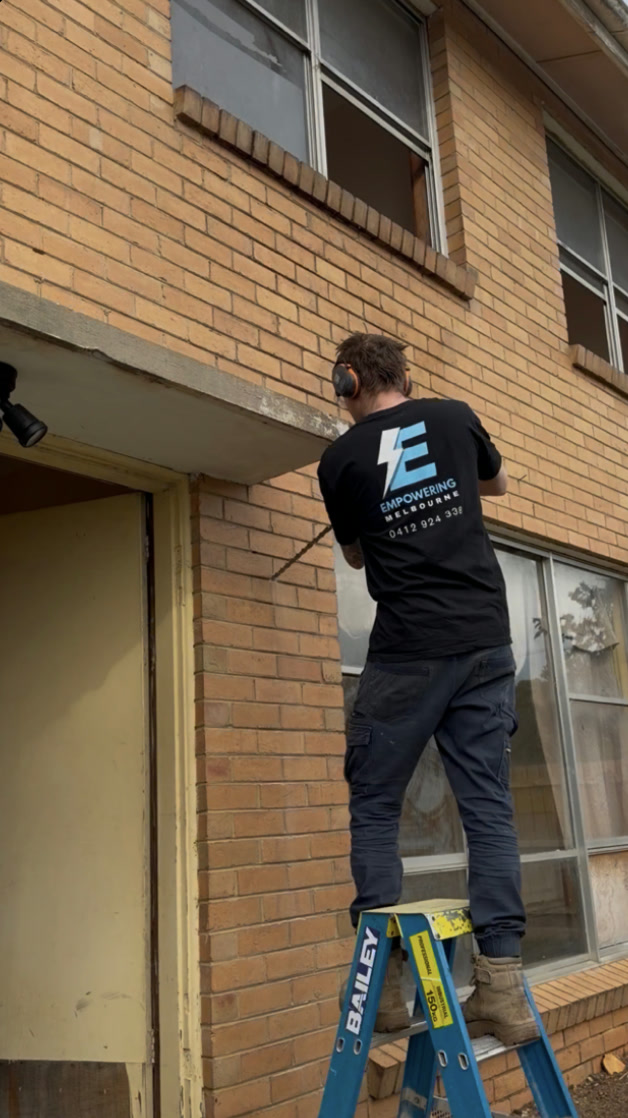 Experienced Empowering Melbourne electrician working on site in Melbourne